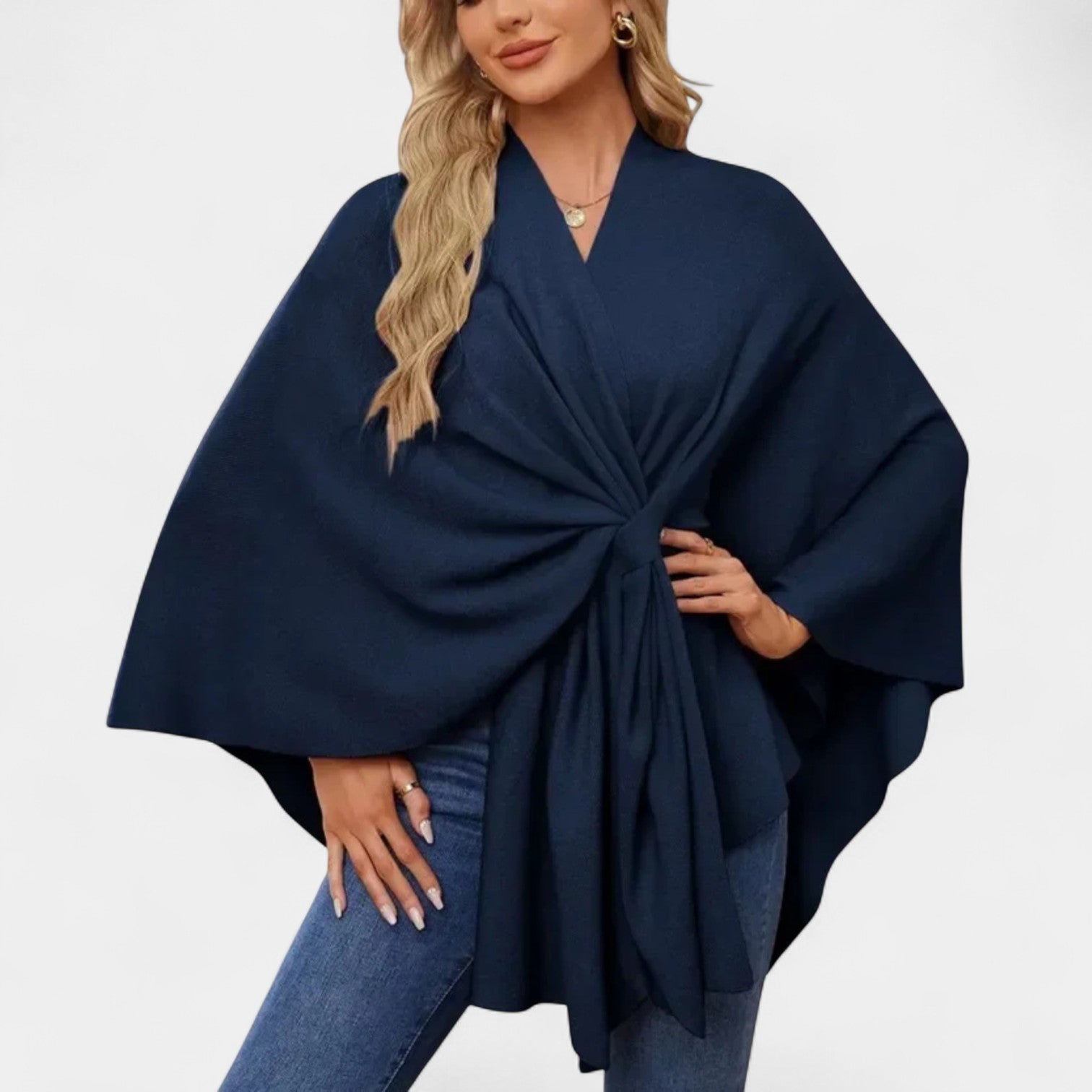 Daniela – Eleganten padajoči pončo z vozlom 